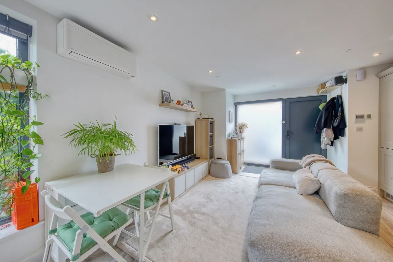 High Street, Hampton Wick, KT1 4DB, photo 2