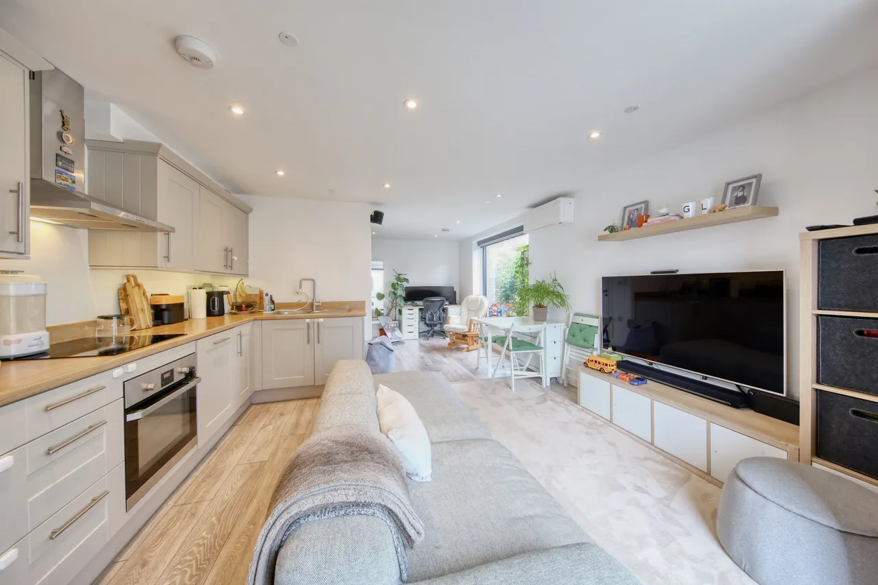 1 bed flat for sale — High Street, Hampton Wick, KT1 4DB