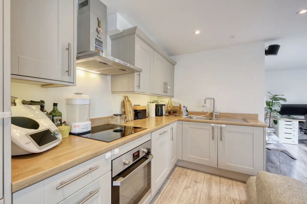 High Street, Hampton Wick, KT1 4DB, photo 3
