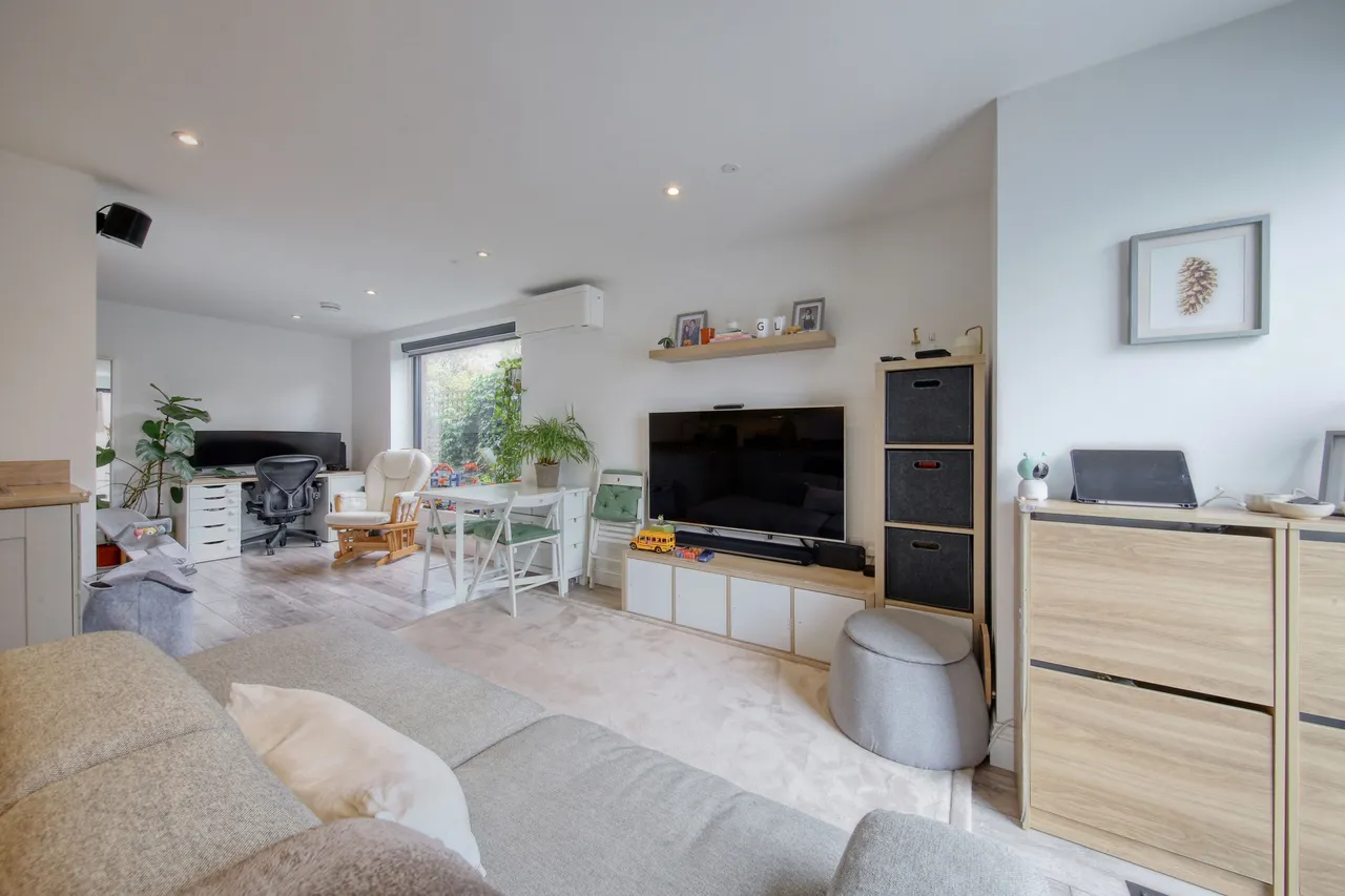 High Street, Hampton Wick, KT1 4DB, photo 12