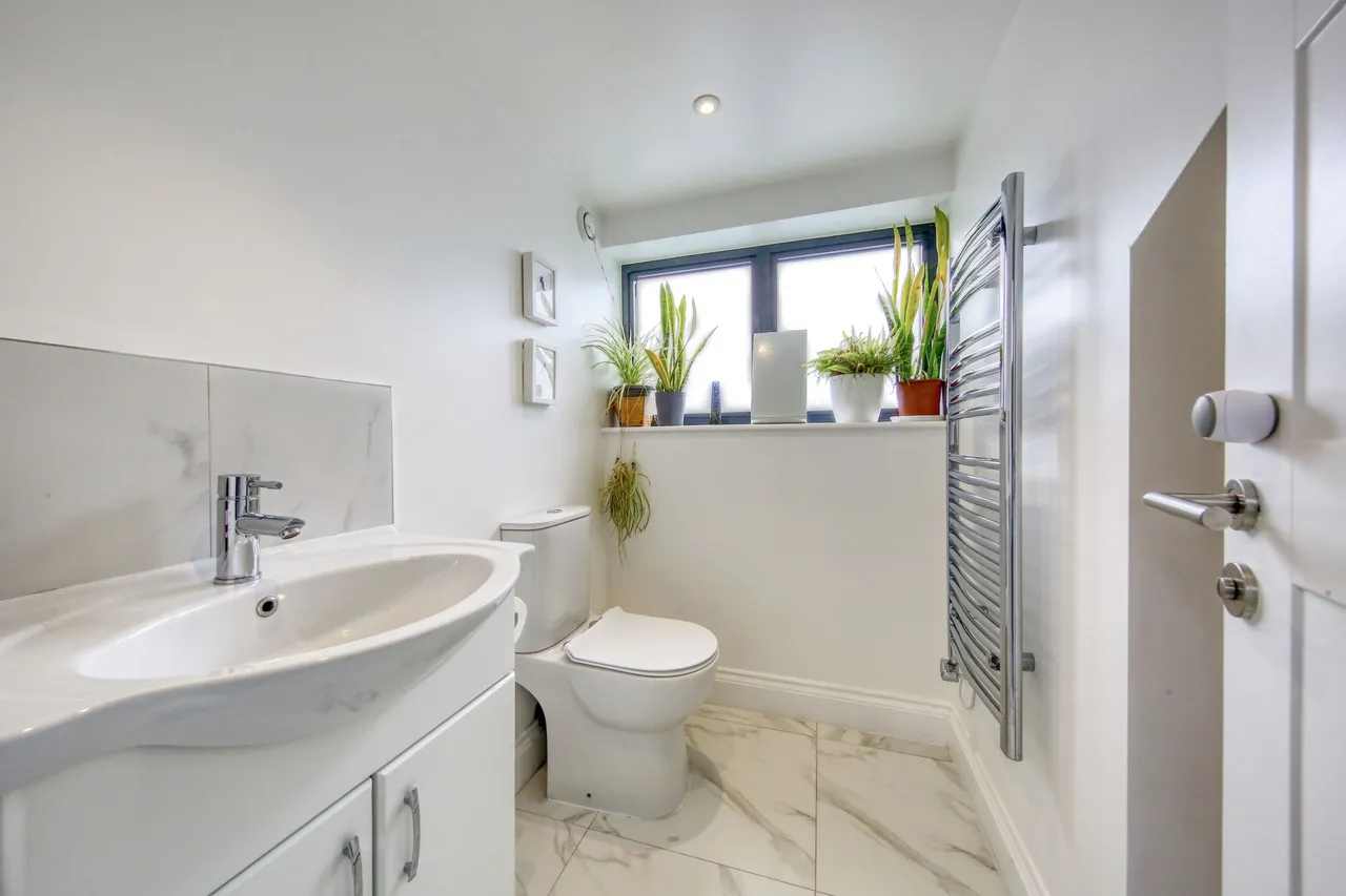 High Street, Hampton Wick, KT1 4DB, photo 5