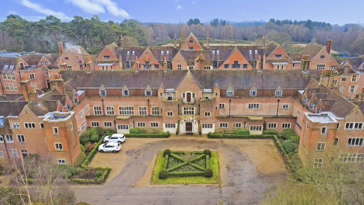 2 bed flat for sale, Kings Drive, Midhurst, GU29