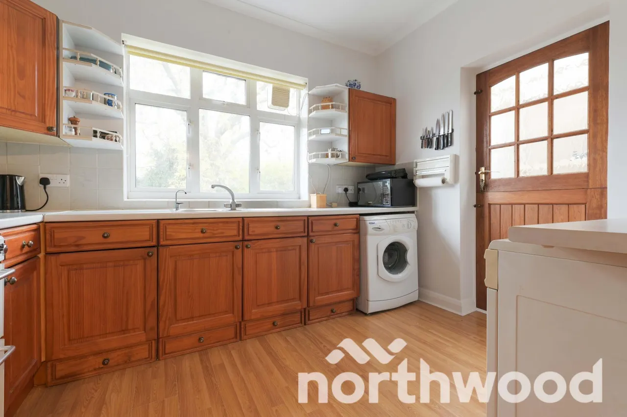 Manor Drive, Ewell, KT19, photo 9