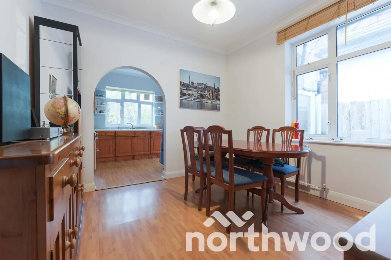 Manor Drive, Ewell, KT19, photo 3