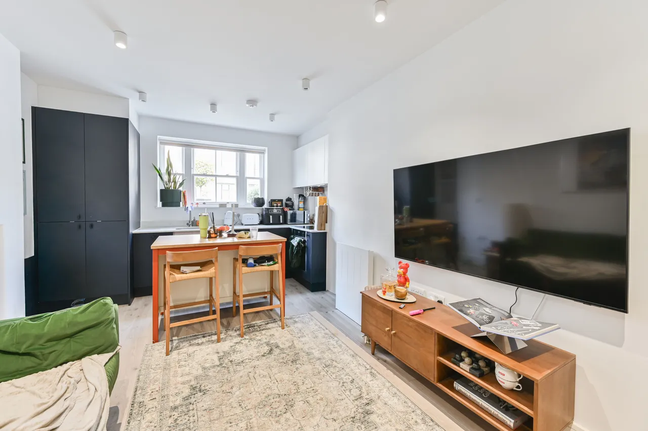 Flat 2, Wates Yard, London, photo 3
