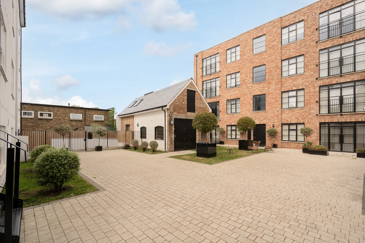 Flat 2, Wates Yard, London, photo 6