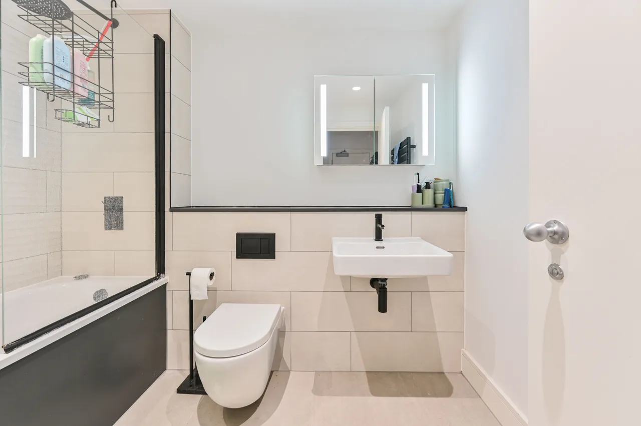Flat 2, Wates Yard, London, photo 8
