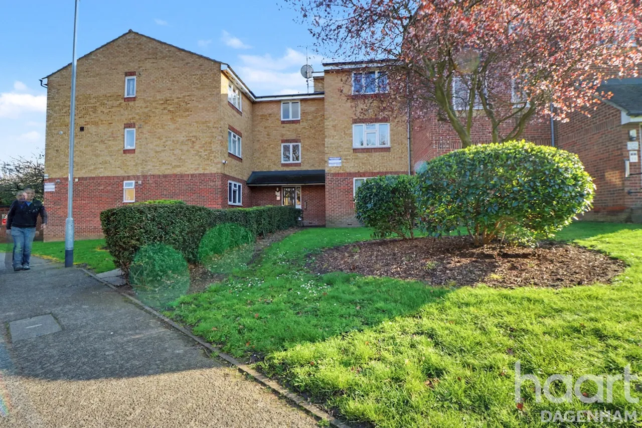 2 bed flat for sale, Plumtree Close, Dagenham, RM10