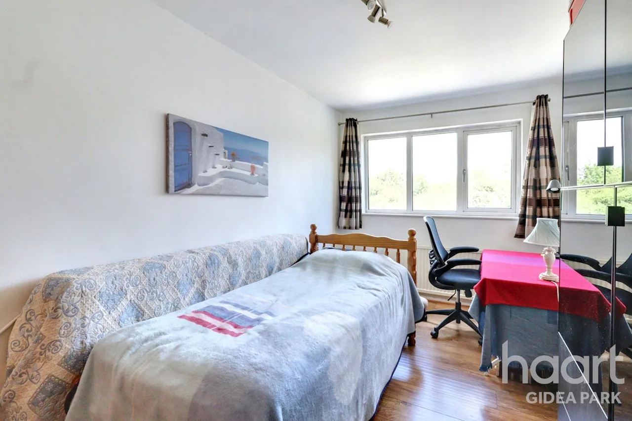 Eastern Avenue East, Romford, RM2, photo 13