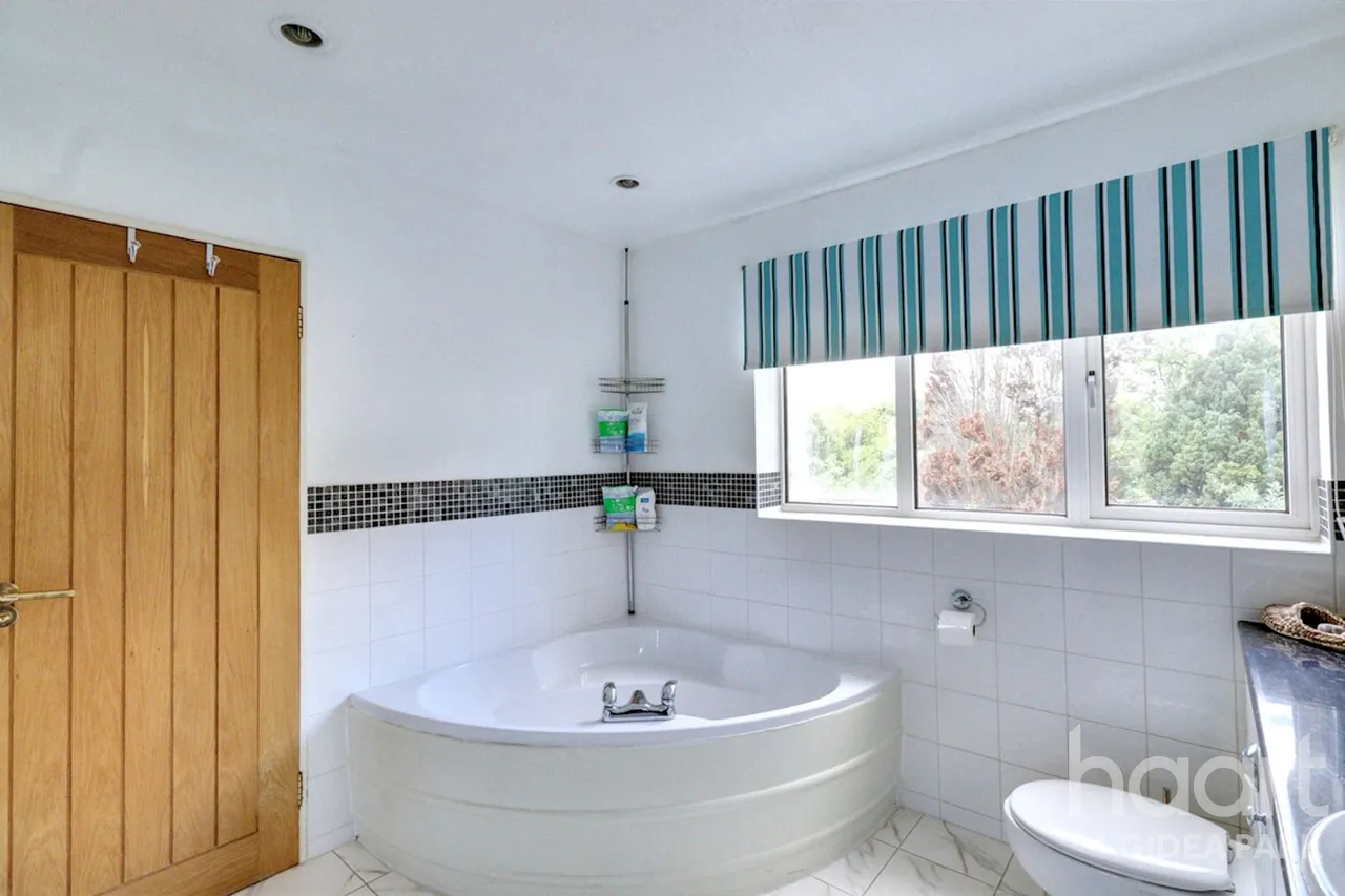 Eastern Avenue East, Romford, RM2, photo 17