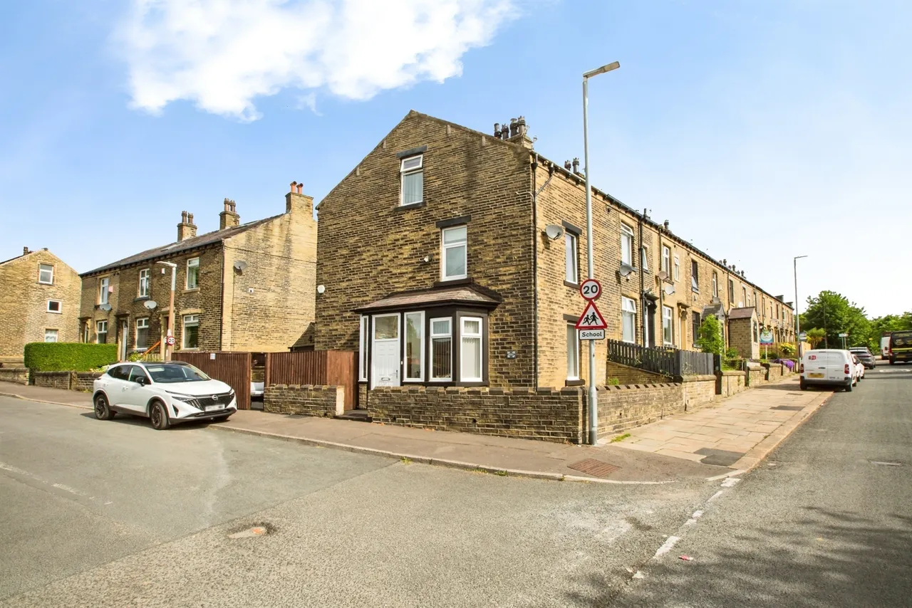 3 bed house for sale — Beechwood Avenue, Halifax