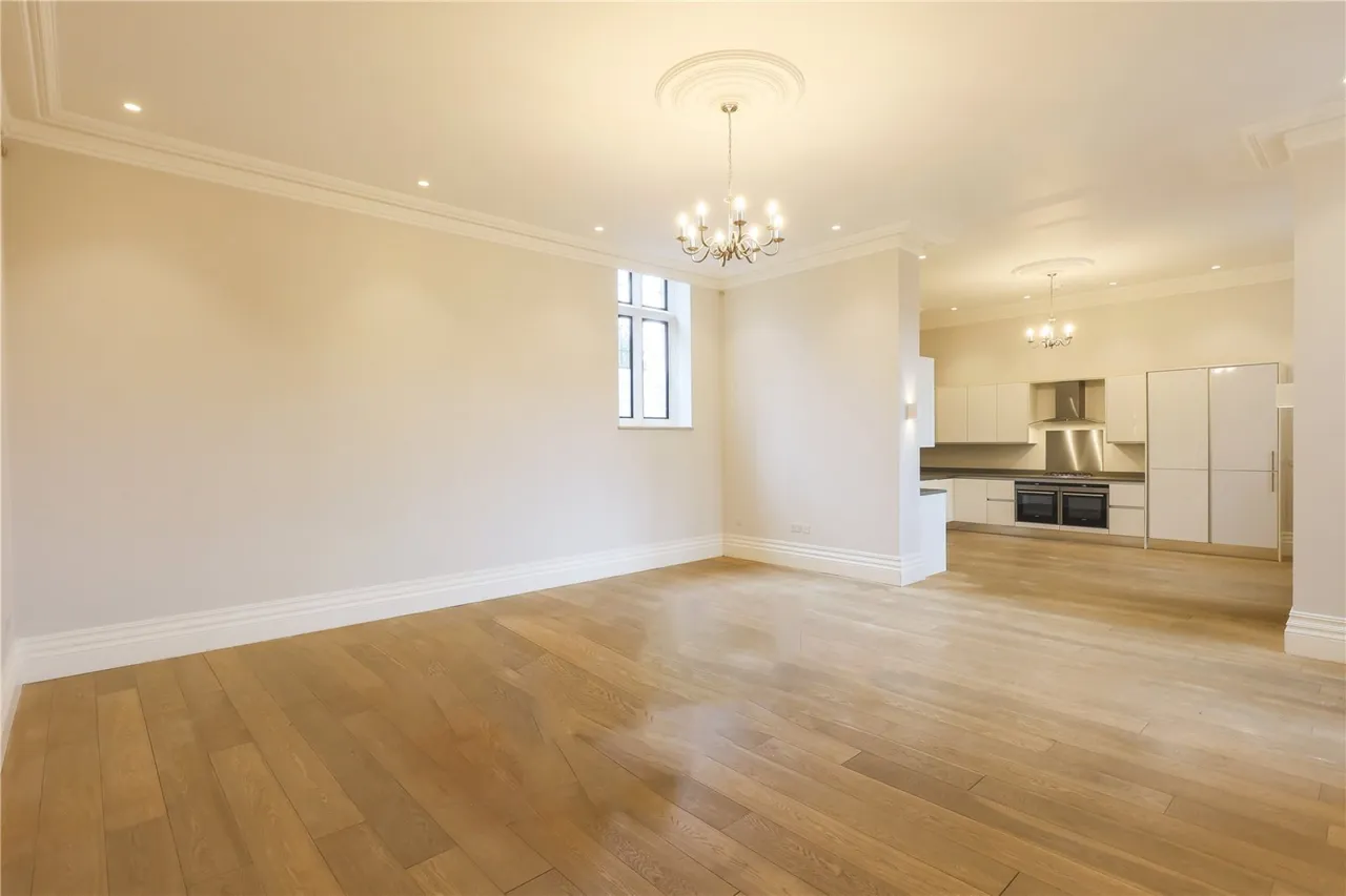 3 bed flat to rent, Courtyard House, The Ridgeway