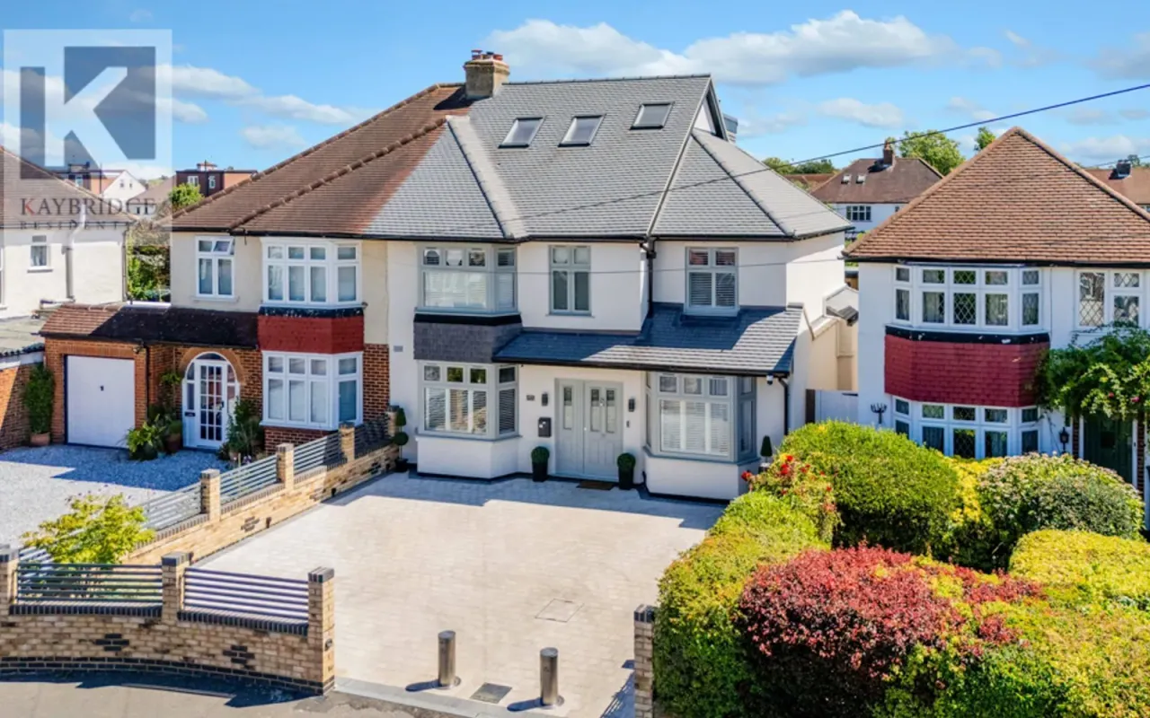 4 bed house for sale — Bradstock Road, Epsom, KT17