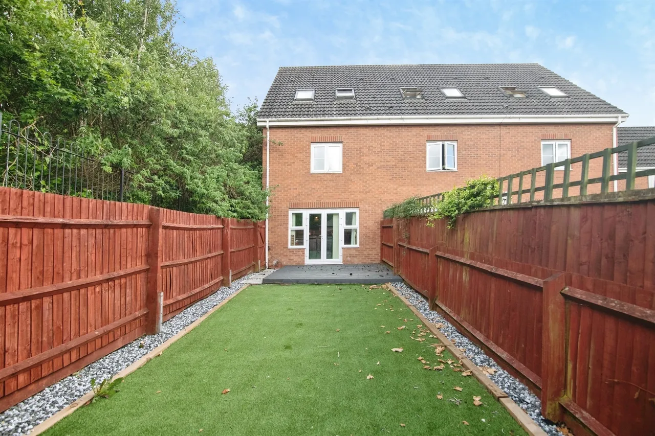 Bague Walk, Brierley Hill, DY5, photo 2