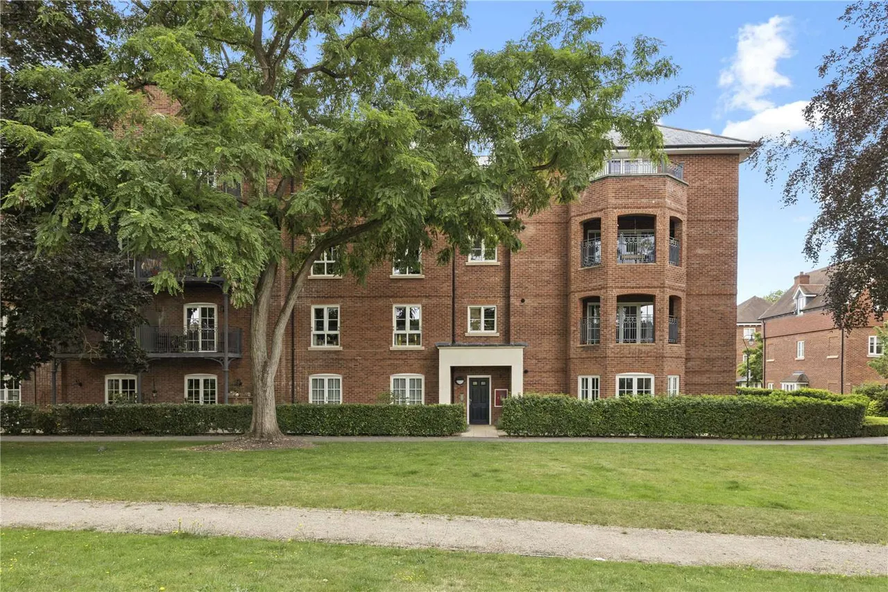 2 bed flat for sale, Portland Crescent, Marlow, SL7