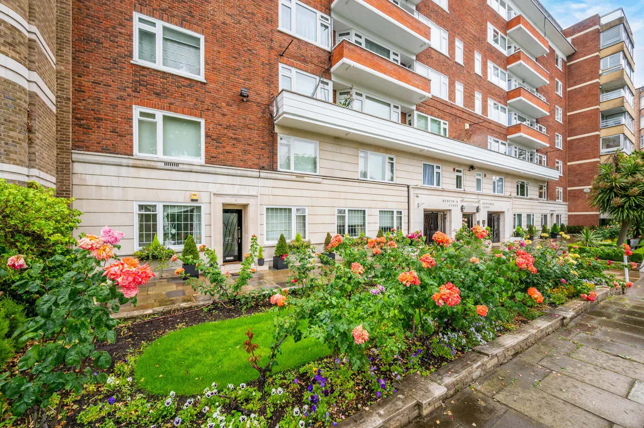 3 bed flat for sale — Flat 1 Bentinck Close, 76-82 Prince Albert Road, London