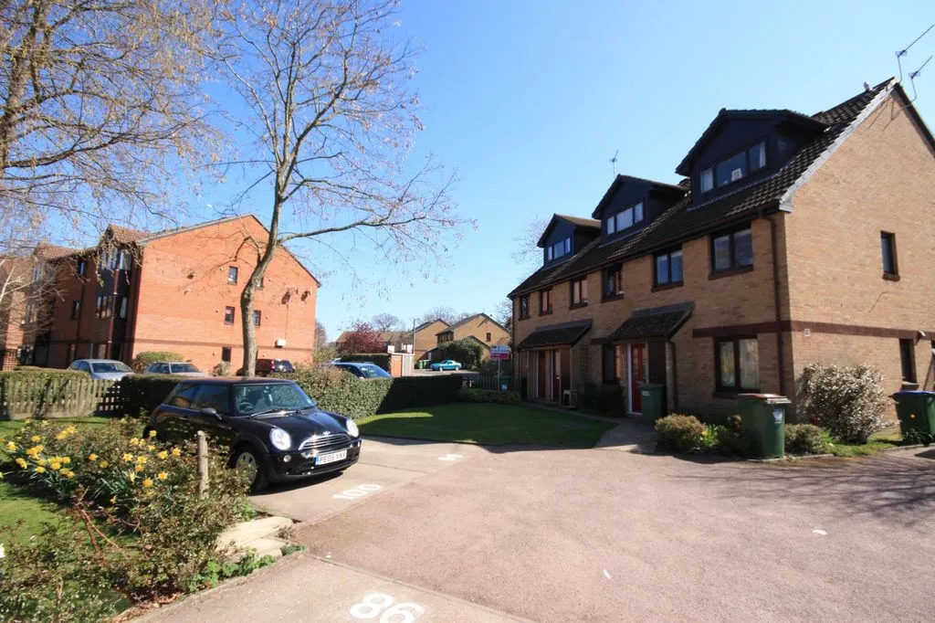 Manor Fields, Horsham, photo 2