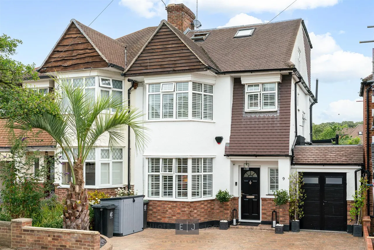 4 bed house for sale — Millsmead Way, Loughton