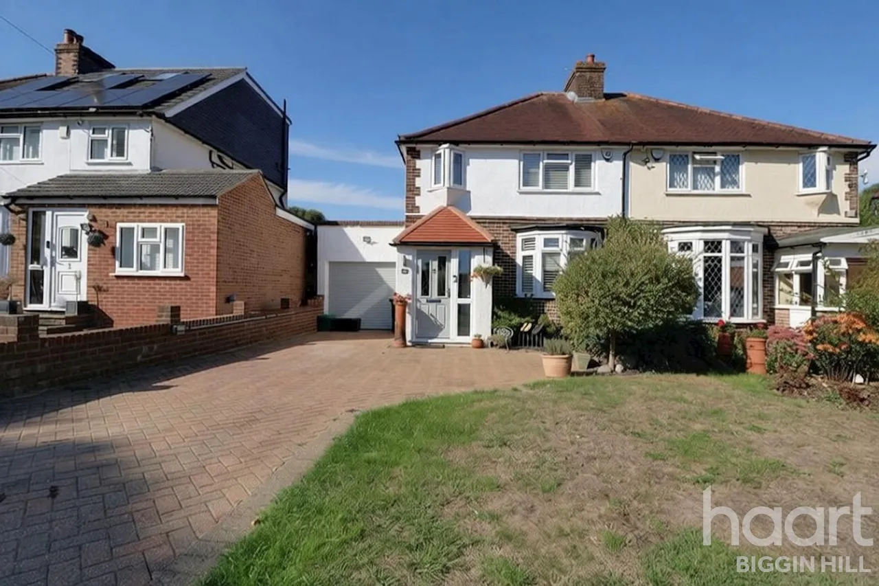 3 bed house for sale, Leaves Green Crescent, Keston, BR2