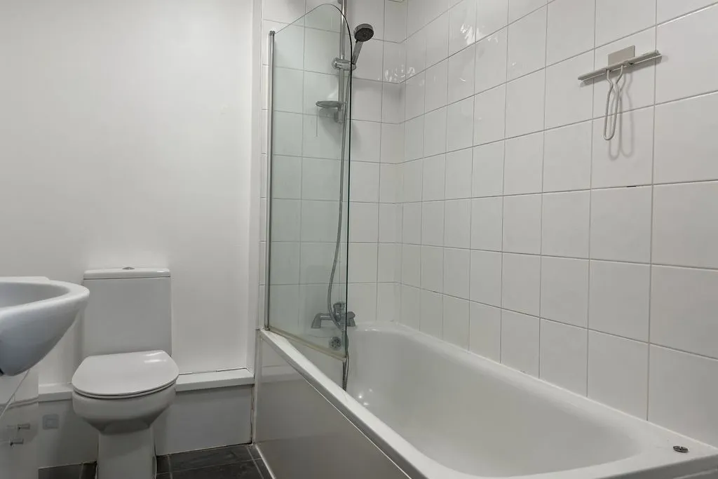 Ashley Park Road, Walton-On-Thames KT12 1JP, photo 5