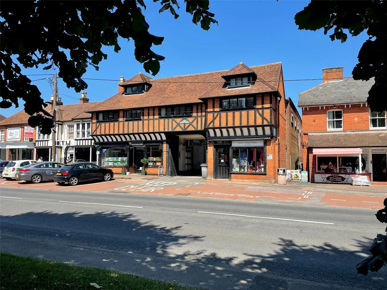 2 bed flat for sale — High Street, Hartley Wintney, Hampshire, RG27 8PE