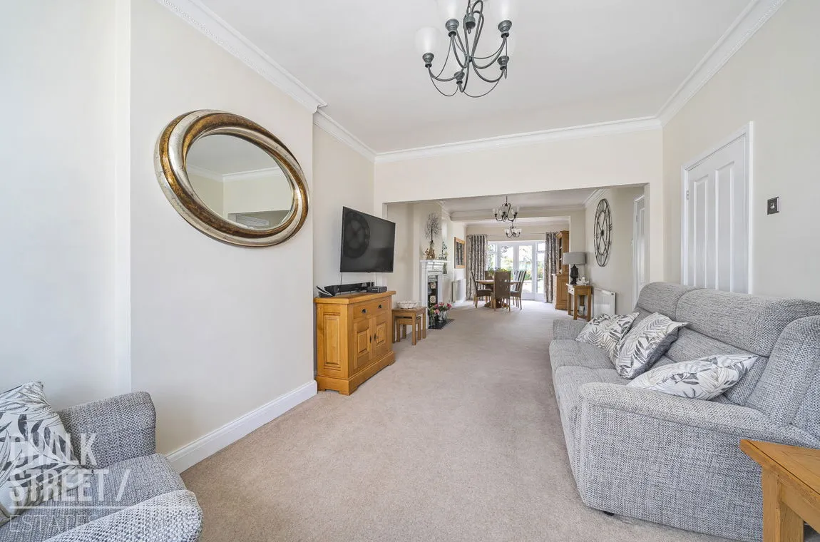 Dee Way, Rise Park, Romford, Greater London, RM1 4XA, photo 2