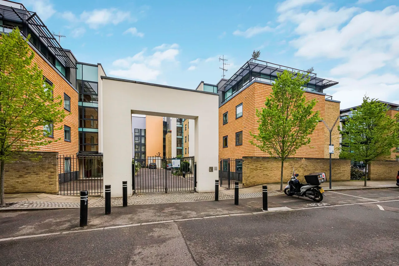 London, E14 5GA, photo 13
