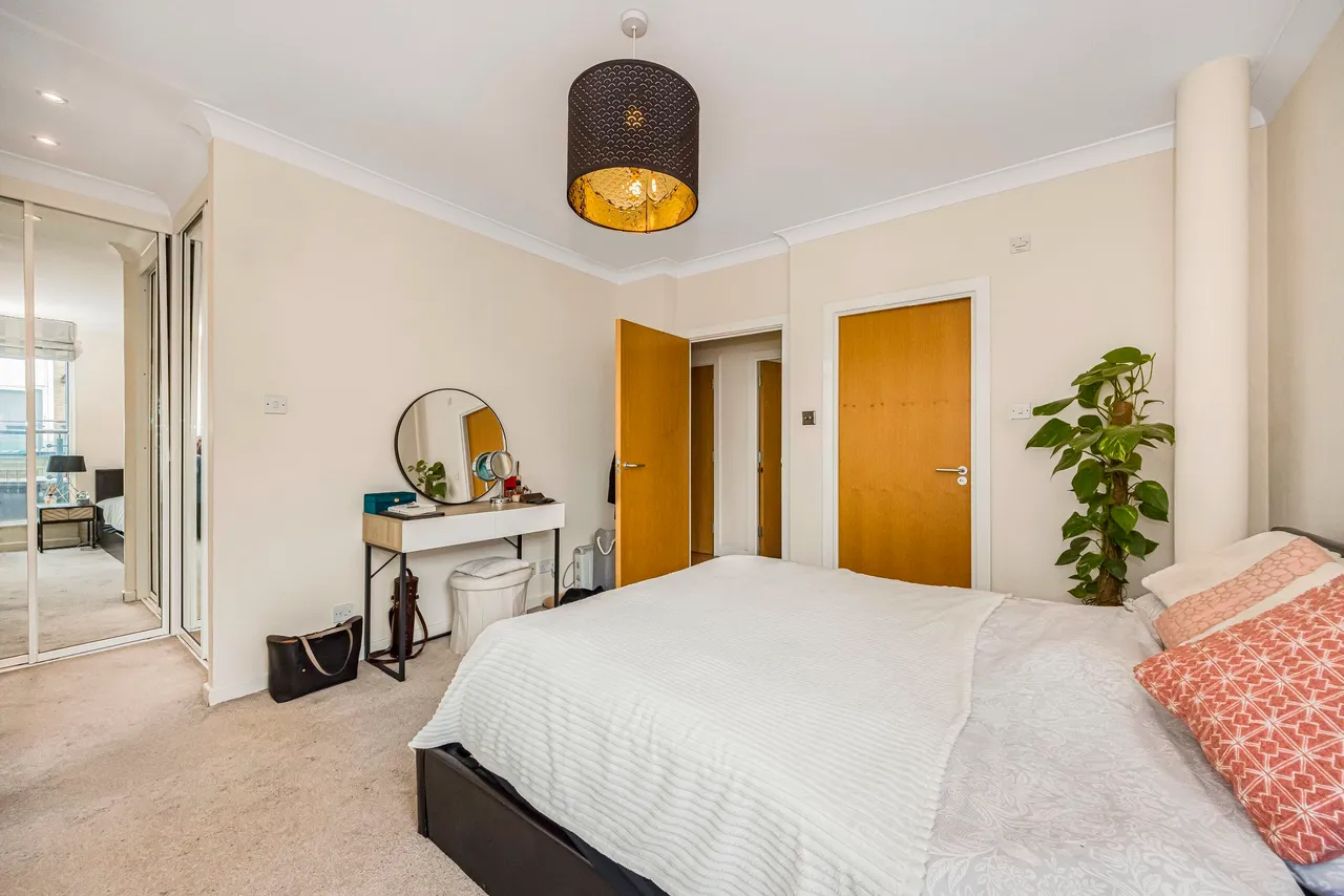 London, E14 5GA, photo 9