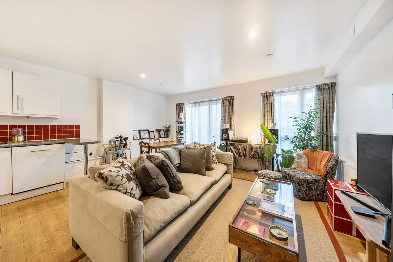 2 bed flat to rent, Furley Road, London, SE15