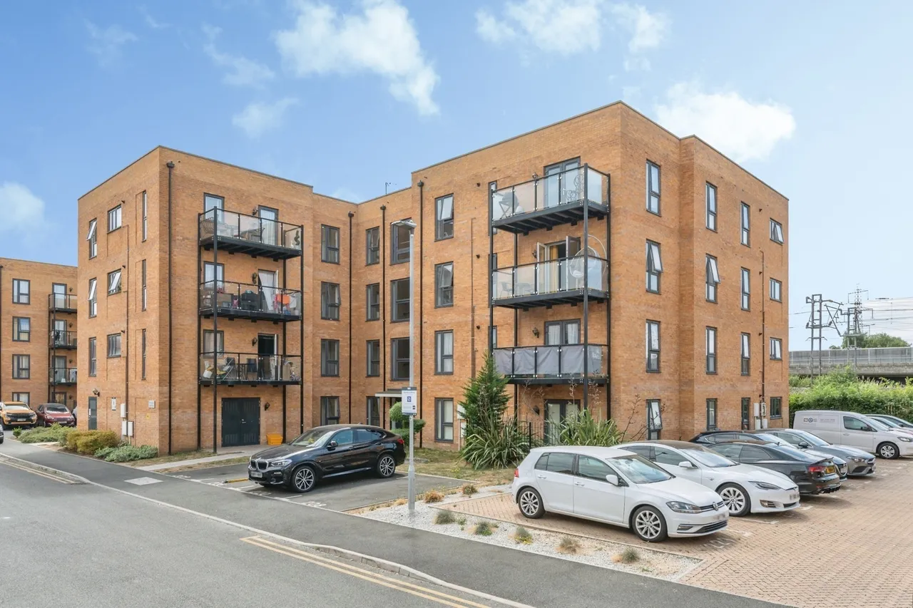 2 bed flat for sale — Heriot Road, RAINHAM, Essex, RM13