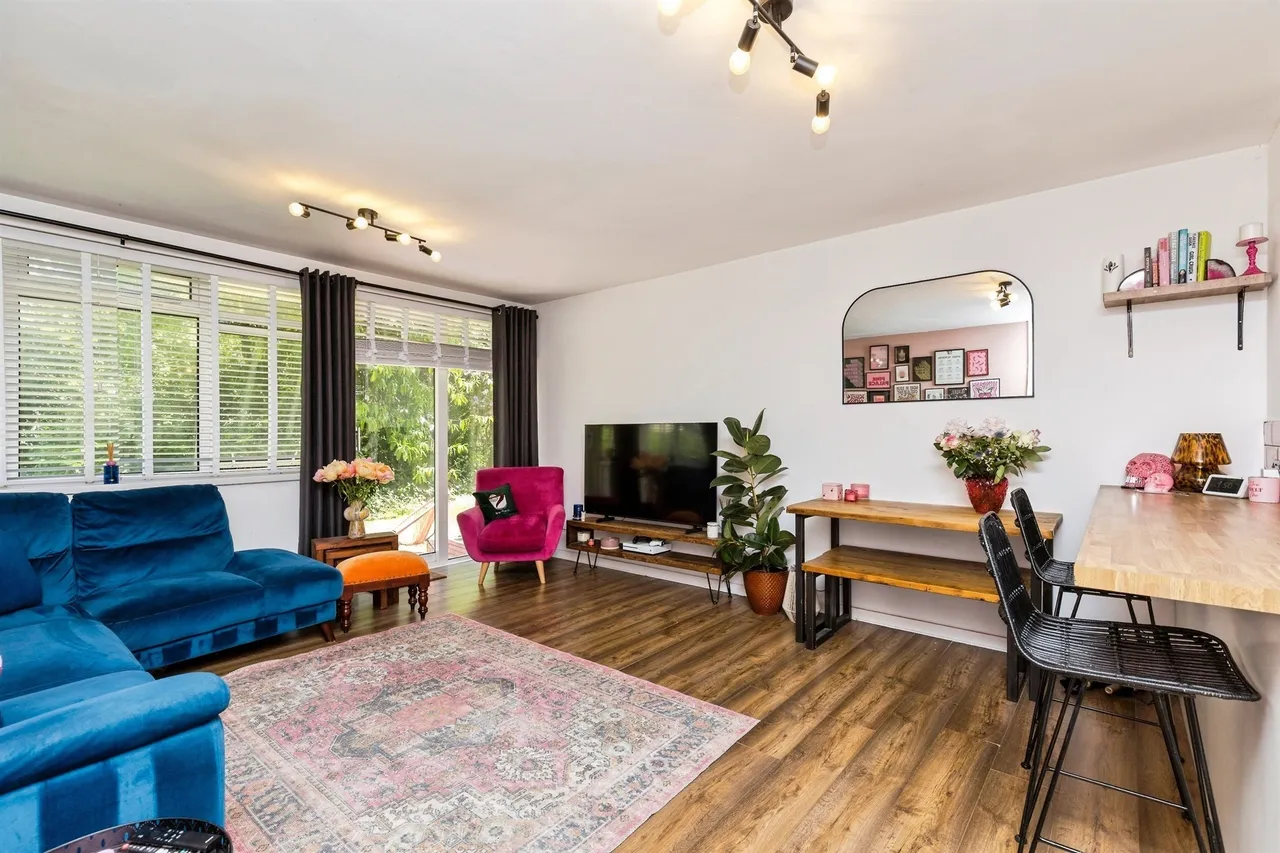 2 bed flat for sale, Ifield Drive, Crawley, RH11