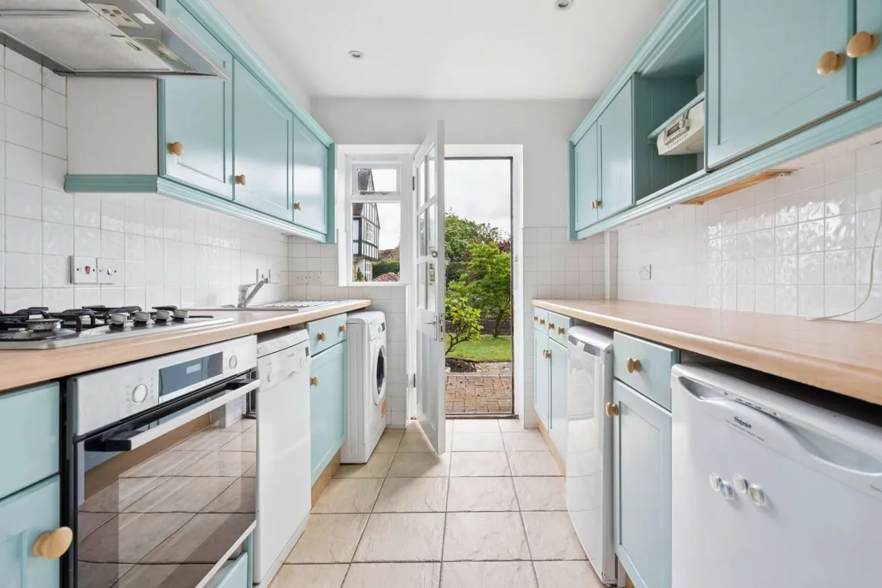 Wayside Court, Chesham Road, Amersham, Buckinghamshire, HP6 5ET, photo 8