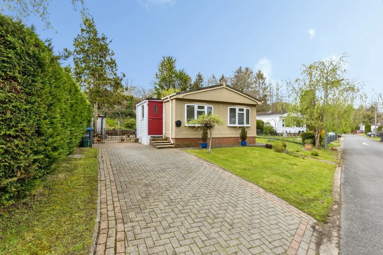 2 bed mobile home for sale, Lark Rise, Turners Hill Park, RH10