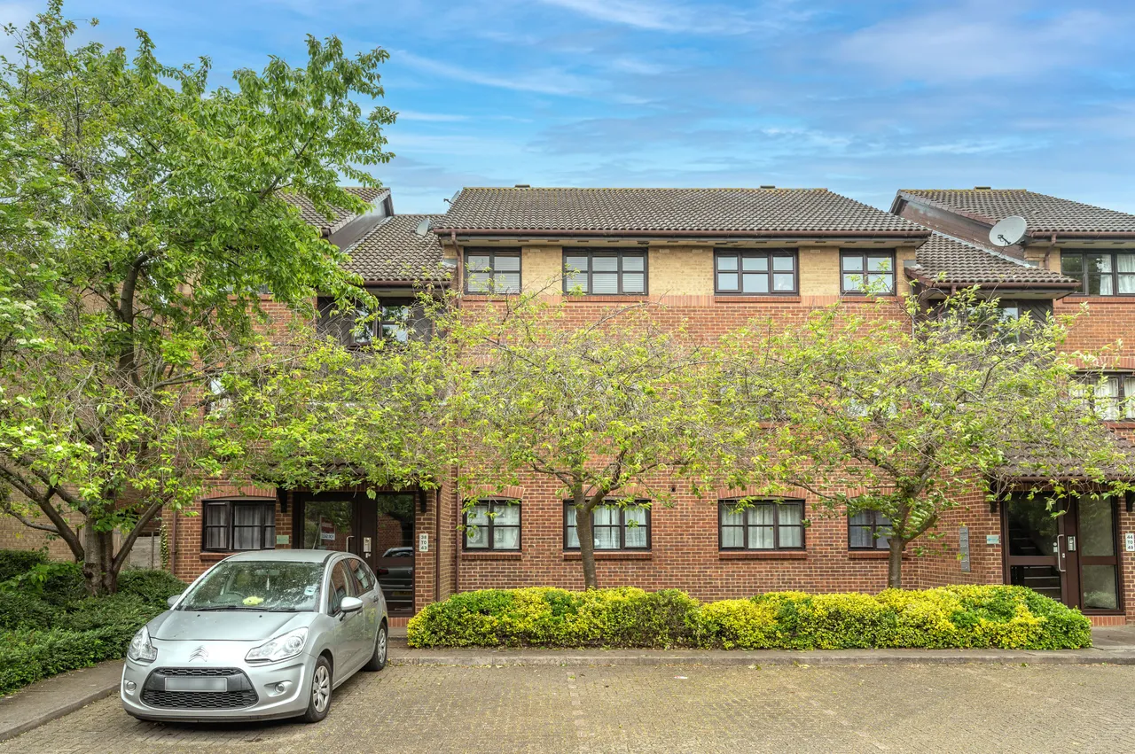 2 bed flat for sale — 41 Ash Walk, Wembley