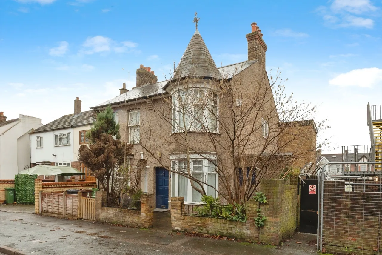 3 bed house for sale — Wedderburn Road, Barking, IG11