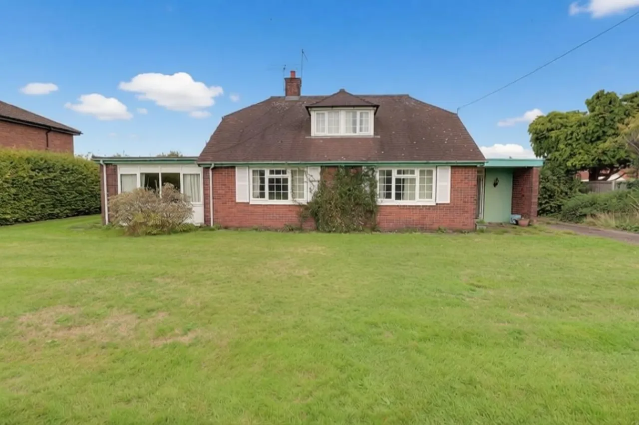 4 bed house for sale, Newcastle Road, Crewe