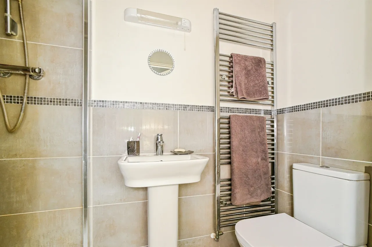 Queens Close, Watchfield, SN6, photo 13