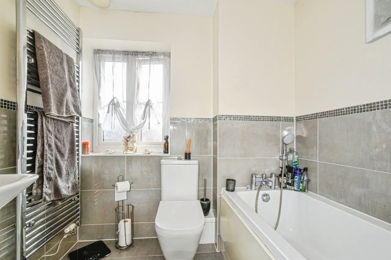 Queens Close, Watchfield, SN6, photo 16