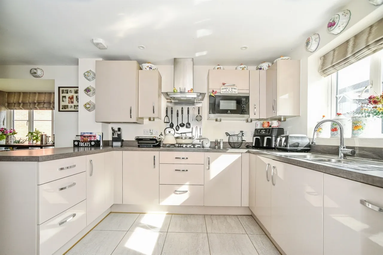 Queens Close, Watchfield, SN6, photo 5