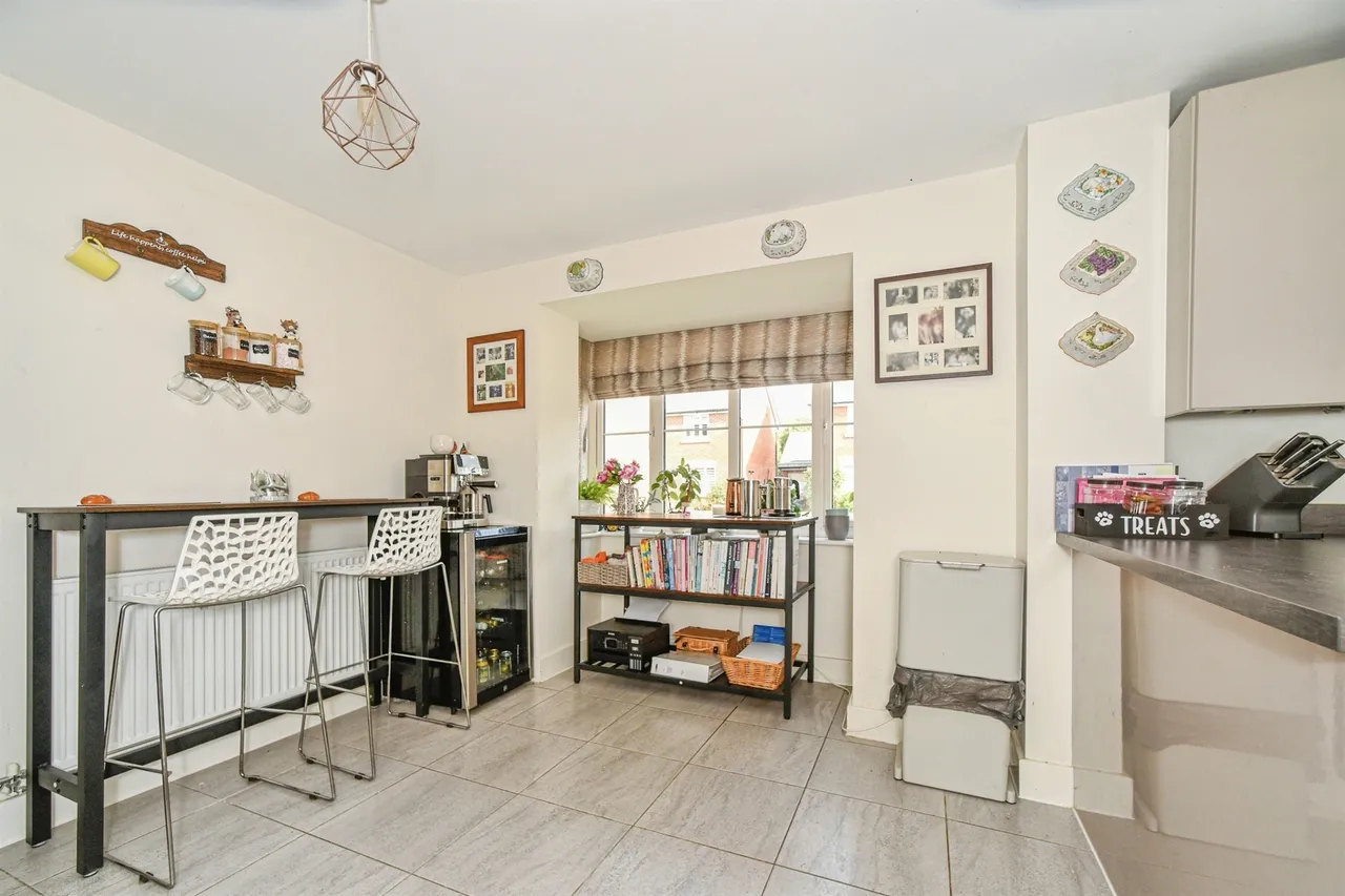 Queens Close, Watchfield, SN6, photo 6