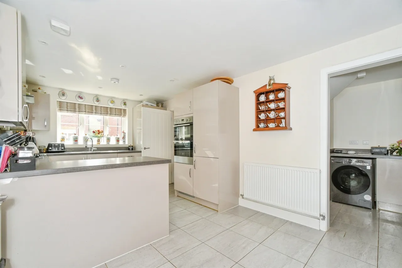 Queens Close, Watchfield, SN6, photo 7