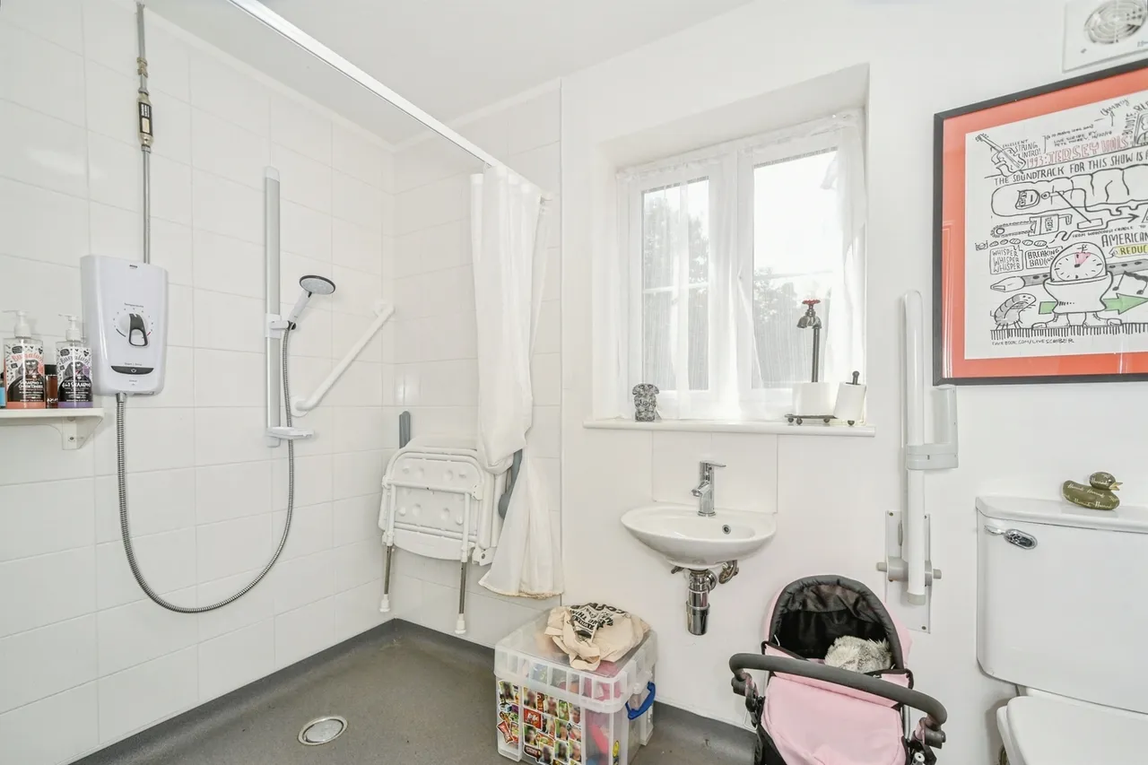Queens Close, Watchfield, SN6, photo 9
