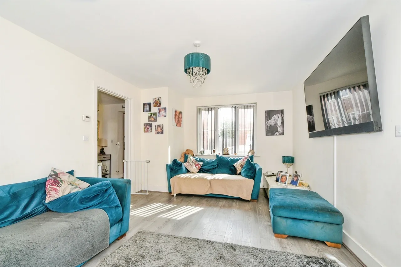 Queens Close, Watchfield, SN6, photo 3
