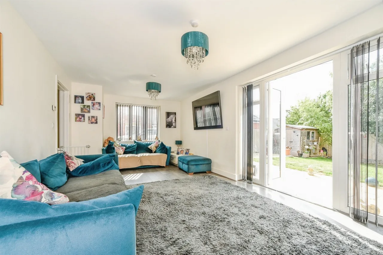 Queens Close, Watchfield, SN6, photo 2