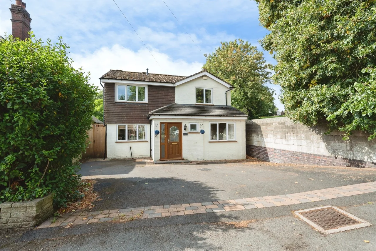 5 bed house for sale — St. James's Road, Dudley