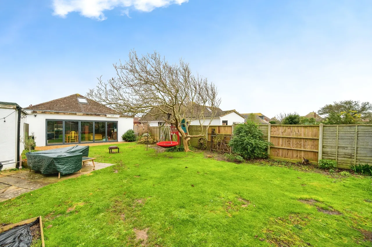 Chichester Avenue, Hayling Island, PO11, photo 4