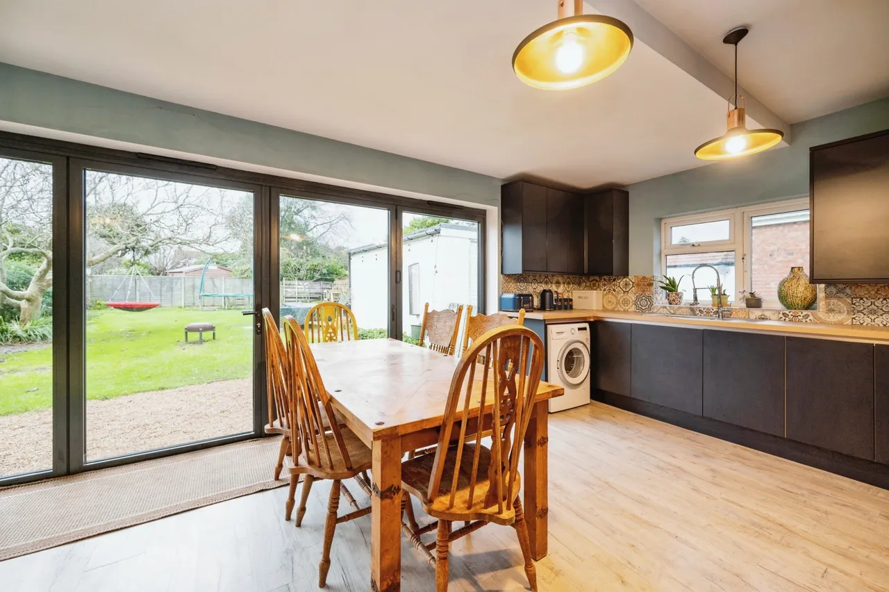 Chichester Avenue, Hayling Island, PO11, photo 3