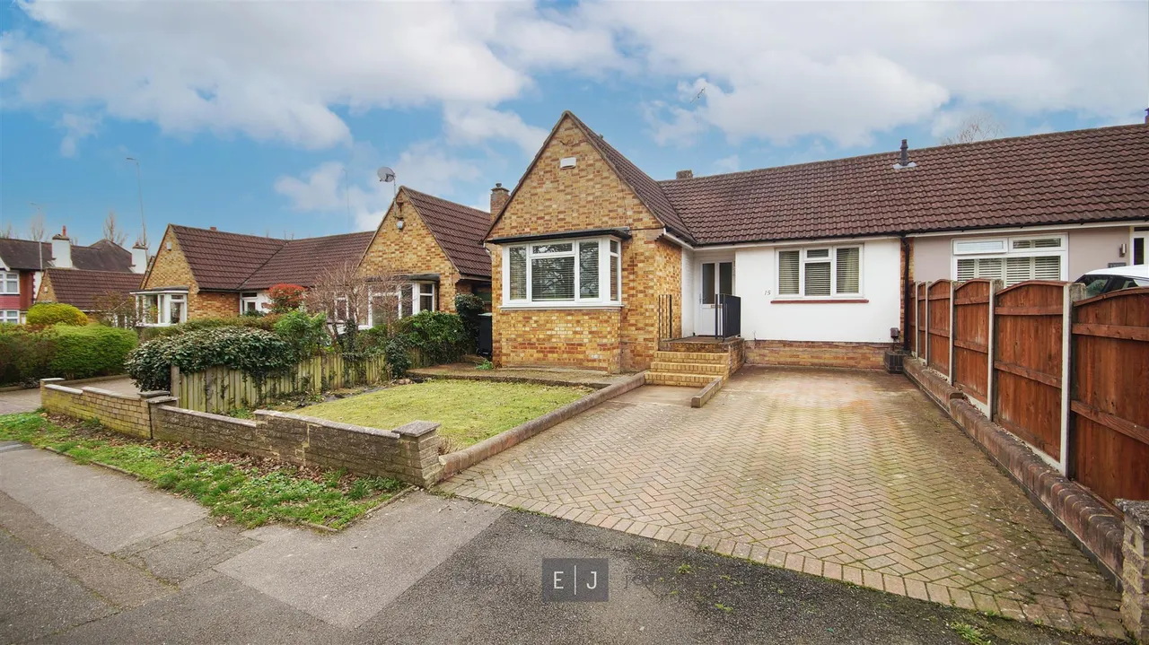 2 bed house for sale — Rectory Lane, Loughton