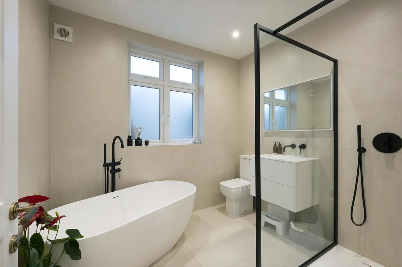Elgar Avenue, Surbiton KT5 9JY, photo 9