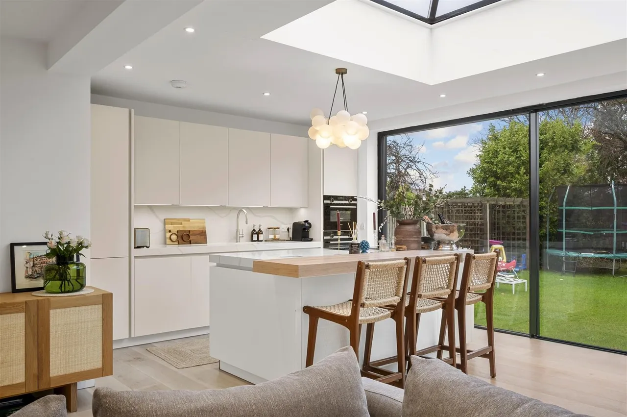 Elgar Avenue, Surbiton KT5 9JY, photo 3